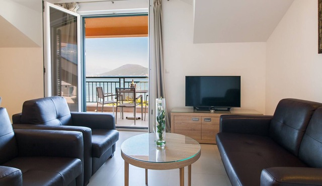 Beautiful 2 bedroom Apartment with Balcony & Sea View