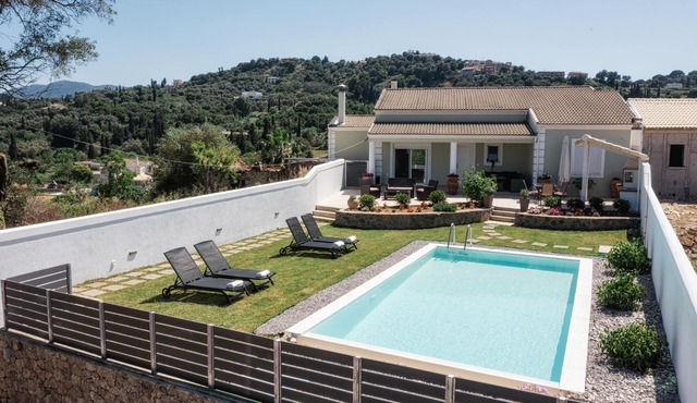 Βeautiful decorated villa !View to the Mountain