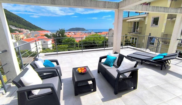 Beautiful penthouse with fantastic panoramic terrace in Budva