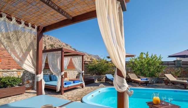 Beautiful private villa with A/C, WIFI, private pool, TV, patio, panoramic view and parking
