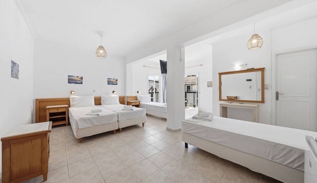 Bed and Breakfast The Kavos Sandy Inn – Quadruple Room with Shared Pool, Wi-Fi, and Air Conditioning