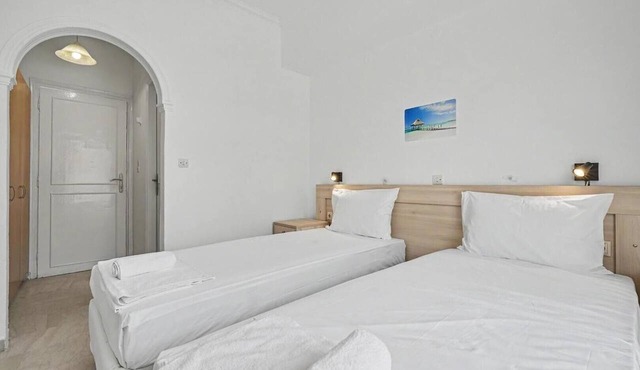 Bed and Breakfast 'The Kavos Sandy Inn-Double Room' with Shared Pool, Wi-Fi and Air Conditioning in Kavos