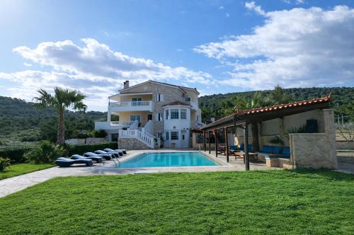 Bella Villa with Private Pool & Sea View Ideal for Groups in Vagia