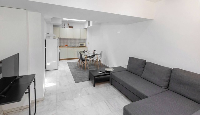 BES 1 - Spacious Modern 2-bed Apt by GHH
