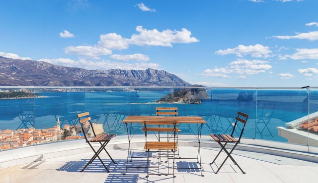 BEST VIEW 4-bedroom apartment with swimming pool and private top-roof terrace