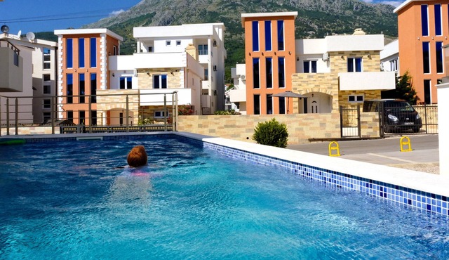 BIG and NEW, 5sleeps suit, pool, parking, optic internet