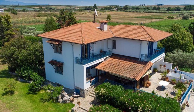 Big house with a huge garden and barbecue area!