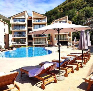 Blue Horizon Lux Apartment with Pool