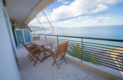 Blue Horizon Seafront Apartment in Agioi Theodoroi