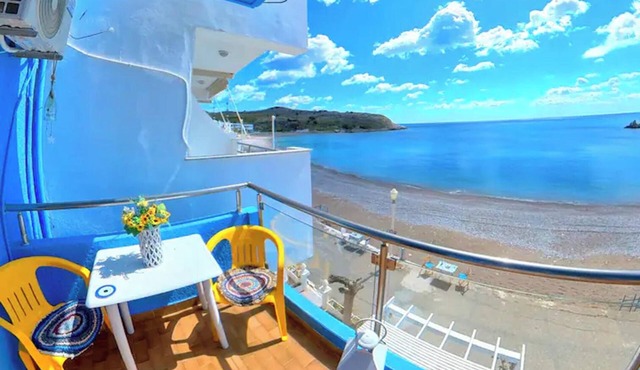 Blue House Beach Apartment - Sleeps 4 & Balcony