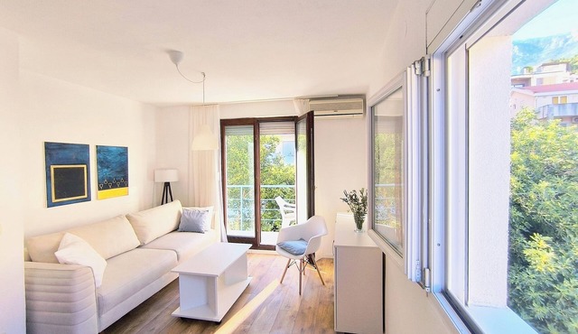 Bright 1BR apartment with two balconies, mountain views, sea glimpses and PKG