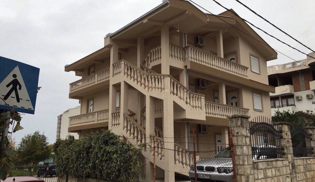 Brightly 1 BDR Apartment With Balcony
