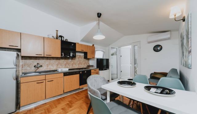 Buba Apartment w/balcony and sidesea view