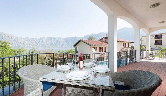 Buena Vista Apartment with stunning views & beaches and restaurants close by
