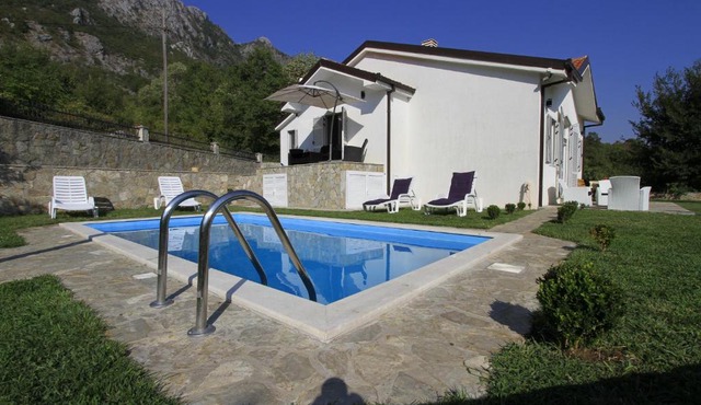 Bungalow 4 Suns in Virpazar