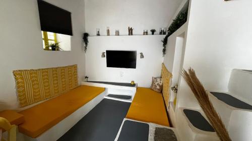 Camaraki Yellow House, Chora Serifos in Serifos Chora