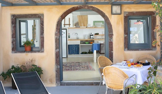 Casa Itaca luxury apartments with private jacuzzi and sea view in Finikia - Oia