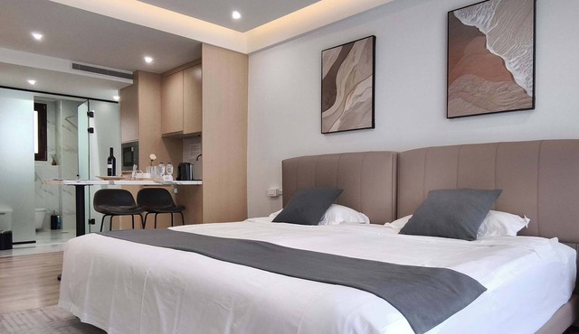 CC LUX King-Size Double Room 304 in Pireas