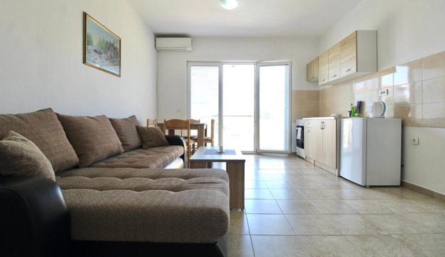 Cejovic Apartments & Pool