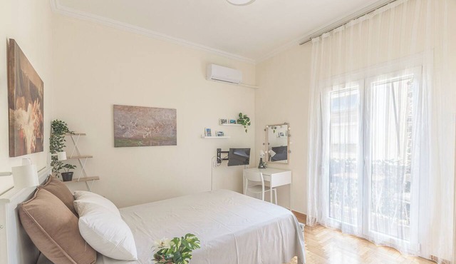 Central Cosy quite 25sm 5th @ balcony over garden near metro