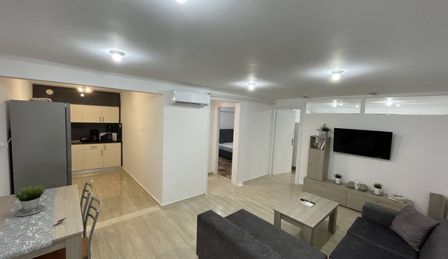 Charming 2-Bed Apartment in Kallithea
