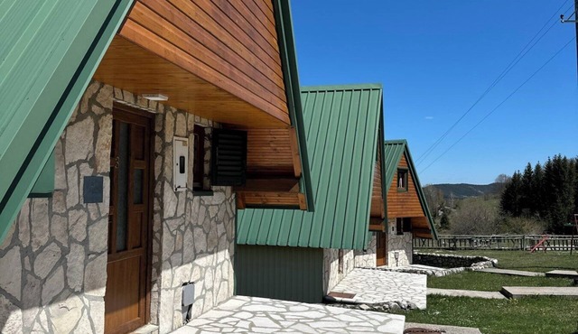 Charming 2-bedroom bungalow in welcoming Žabljak with WiFi