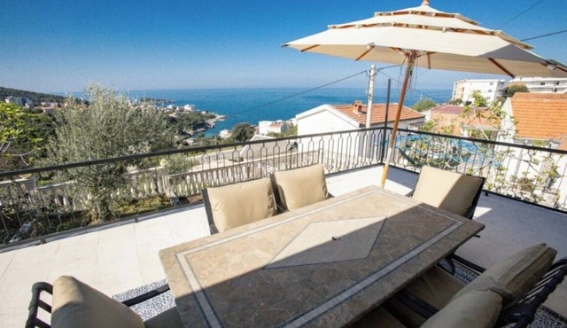 Charming 2-bedroom house in ocean views in Utjeha