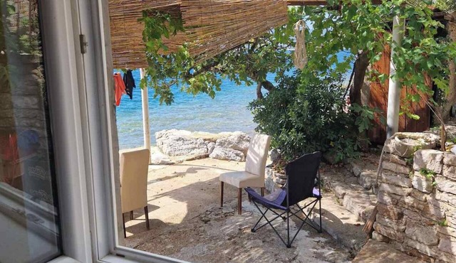 Charming 2-bedroom house with AC in peaceful Kumbor with private besch and boat