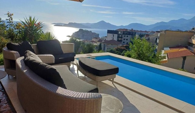 Charming 2-bedroom apartment in marvelous Sveti Stefan with AC