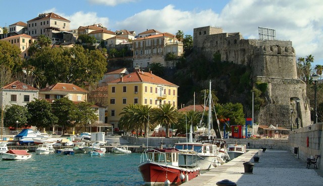 Charming 2 double bedroom apartment in the heart of Herceg Novi, 1 min to beach