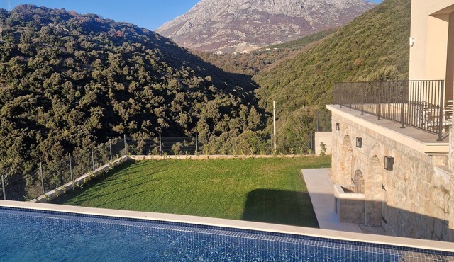 Charming 3-bedroom villa with WiFi and AC in lovely Bar