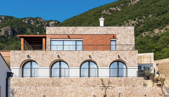 Charming 5-bedroom Villa w/Pool in Peaceful Scenary
