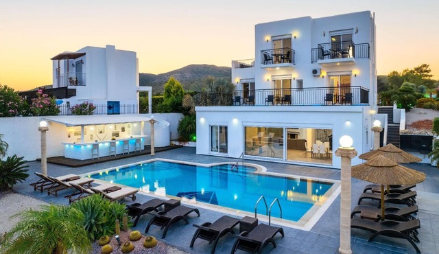 Charming Diamond Villa near Gennadi beach