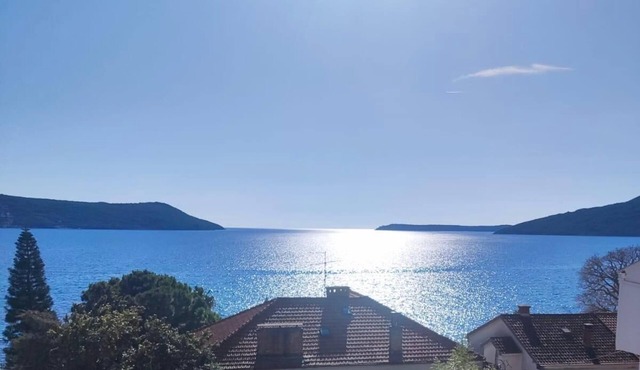 Charming retro apartment with sea views - close to the beach in historic Herceg-Novi