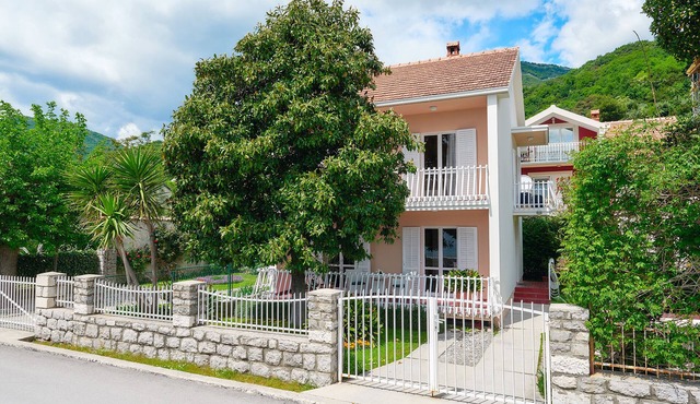 Charming seafront villa Magnolia, 4 * in Bijela, Bay of Kotor/6 guests