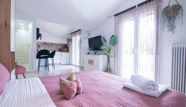 Charming Studio with BBQ Near Airport & Old Town