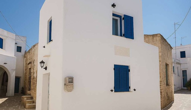 Charming White House Retreat with Balcony in Paros Lefkes