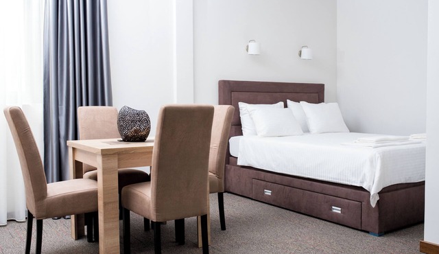 Chic 1-bedroom apartment with WiFi, AC in amazing near airport