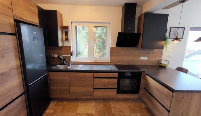Chic 3-bedroom apartment with WiFi, AC in cool Kunje