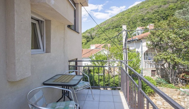 Chic Studio Flat with Balcony near Beach in Tivat