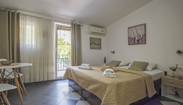 Chic Studio Flat with Balcony near Beach in Tivat