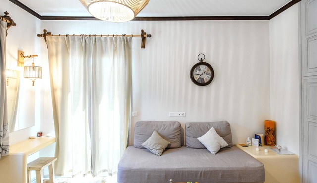 Citrine Studio with Balcony, Sea & Mountain View, Wi-Fi in Paros