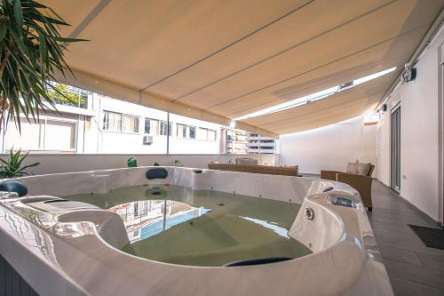 Citylife Urban Pulse with Jacuzzi in Athens