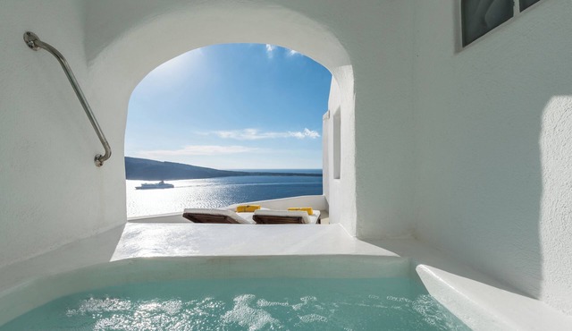 Cliff Nest Honeymoon Suite with Private Whirlpool & Caldera View *access via num