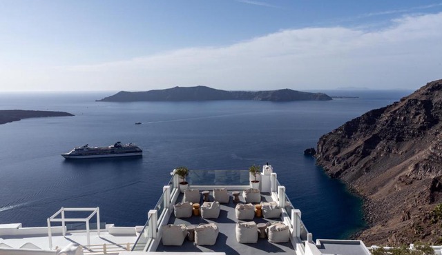 Cliff Side Suites in Firostefani