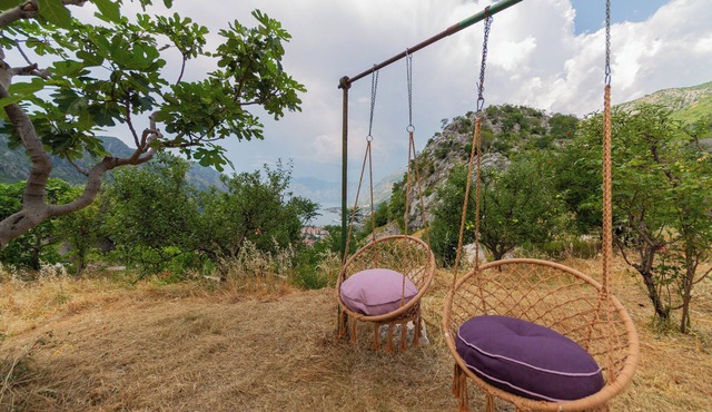 Coastal Comfort 2 BDR Apartment w/Garden Escape
