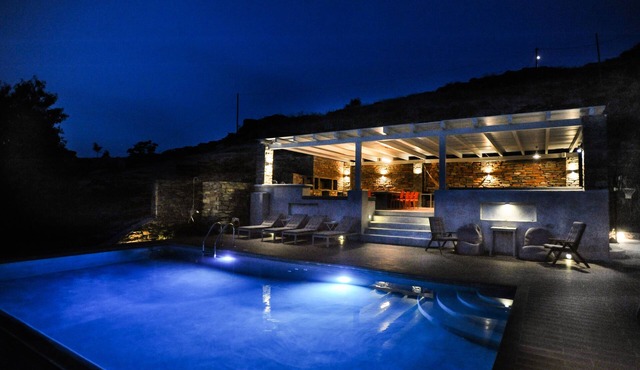 Colorful family summer house, large infinity swimming pool&soothing sunset views