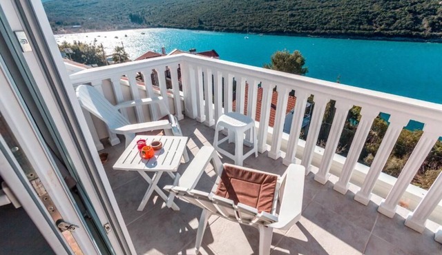 Comfort 2BDR Apartment with Terrace & Sea View