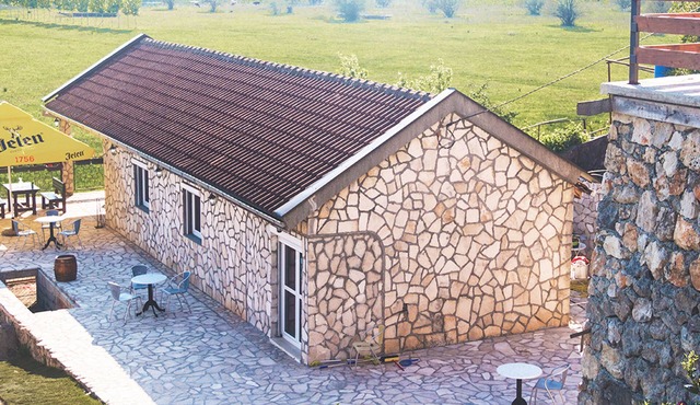 Comfortable Holiday Home with Garden near Lake