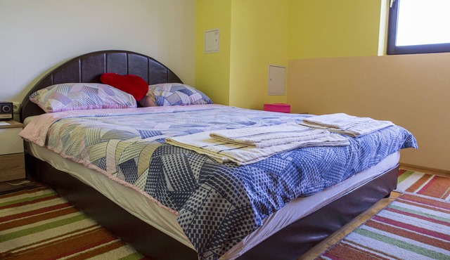 Comfy 2-BR Apt near Tara Bridge